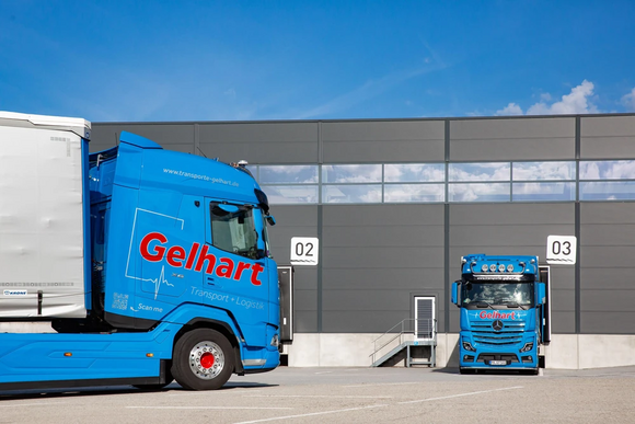 Vertrauen Sie auf unsere Expertise in Transport und Logistiklösungen Logo der Spedition Gelhart auf einem blauen LKW