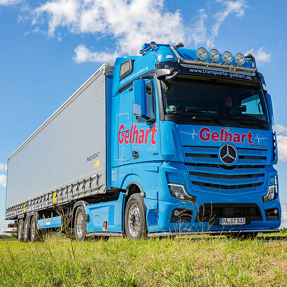Ein blauer LKW der Transporte & Logistik Gelhart GmbH