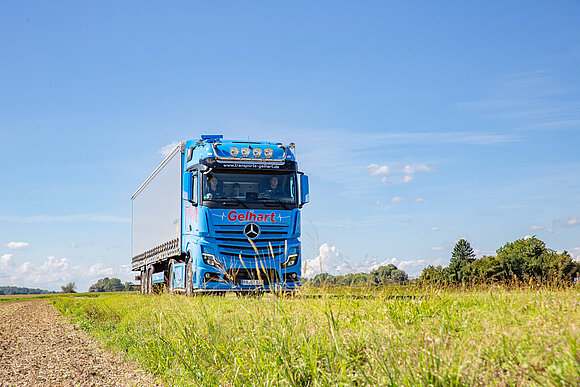 Foto eines blauen LKWs der Transport & Logistik Gelhart GmbH