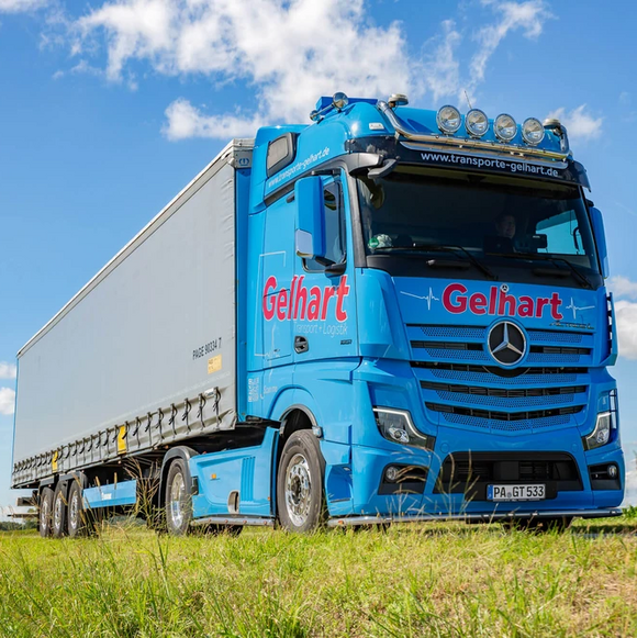 Ein blauer LKW der Transporte & Logistik Gelhart GmbH