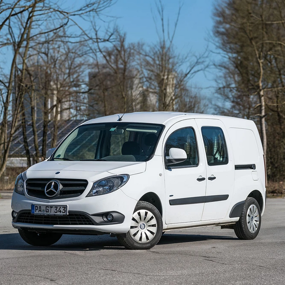 Weißer Kleintransporter der Firma Transport & Logistik Gelhart in Niederbayern