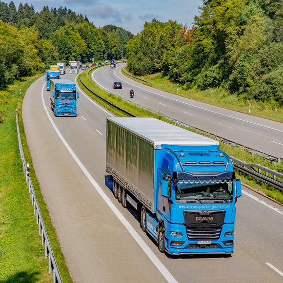 LKWs der Spedition Gelhart fahren auf einer Autobahn