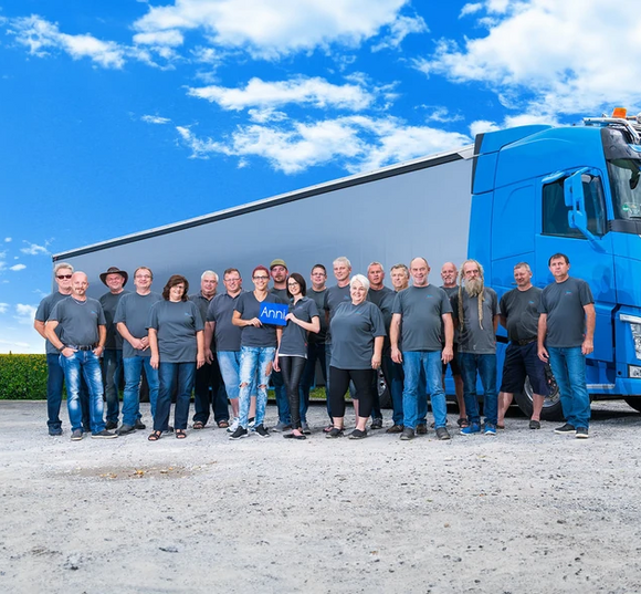 Das Team der Spedition Gelhart vor einem LKW